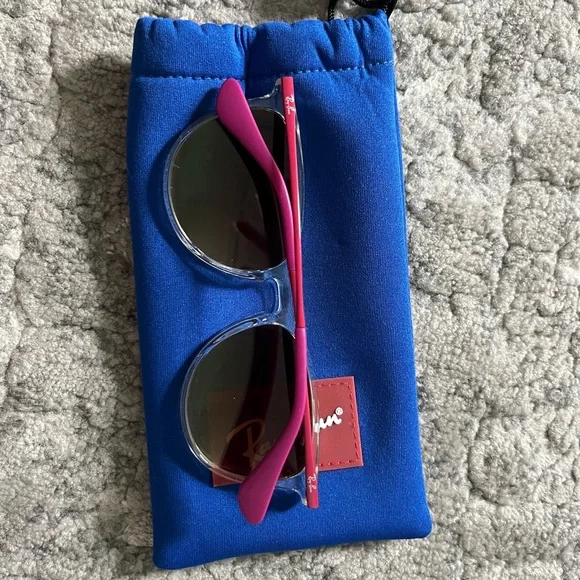 Ray-Ban KidsAuthentic mirrored glasses. Blue Protective Case included.